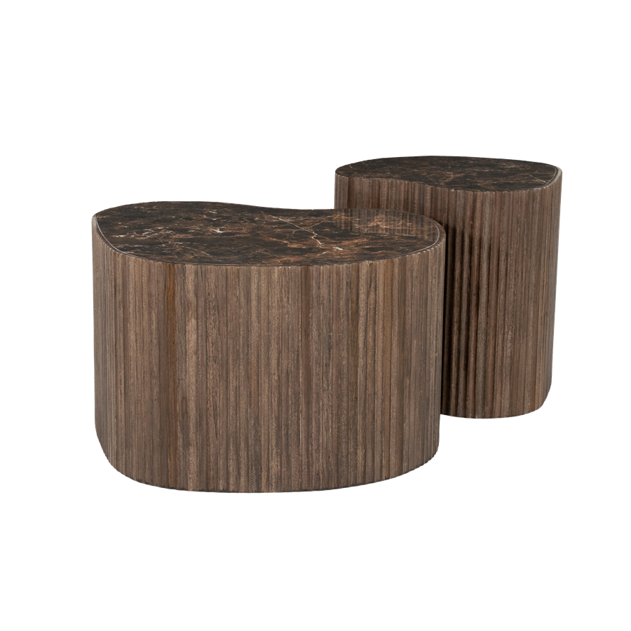 Set van 2 salontafels met een organische vorm, een gesloten zijkant afgewerkt met houten latjes en een bruin marmeren blad. De grote is lager en de kleine is smalle en hoger.