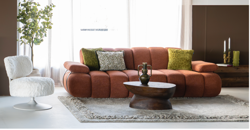 afbeelding1 Terracotta bank met opvallende kleuren en contrasten in de woontrend Ik wil alles