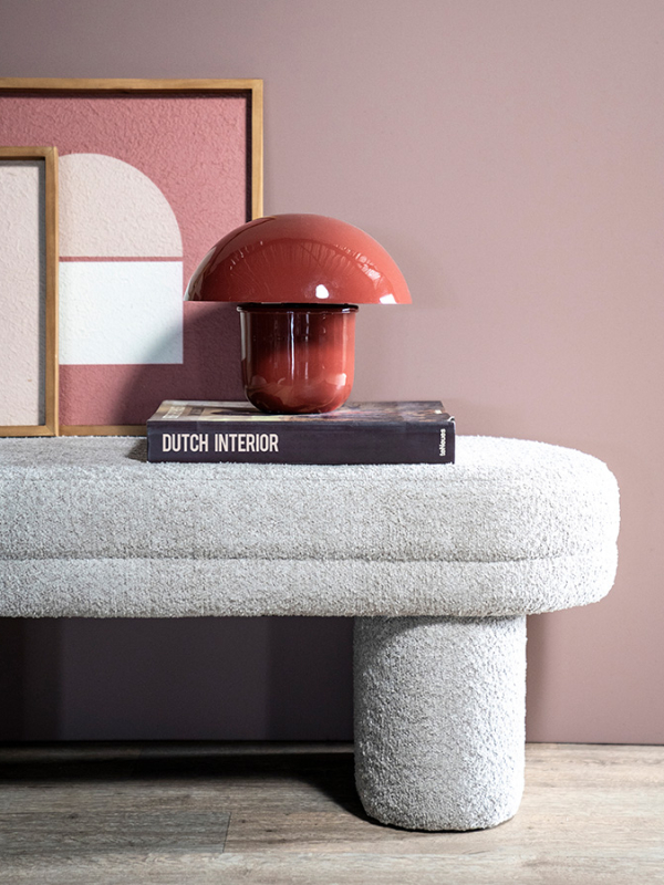 Gestylede grijze teddy bank met rode glossy metalen paddenstoelen lamp