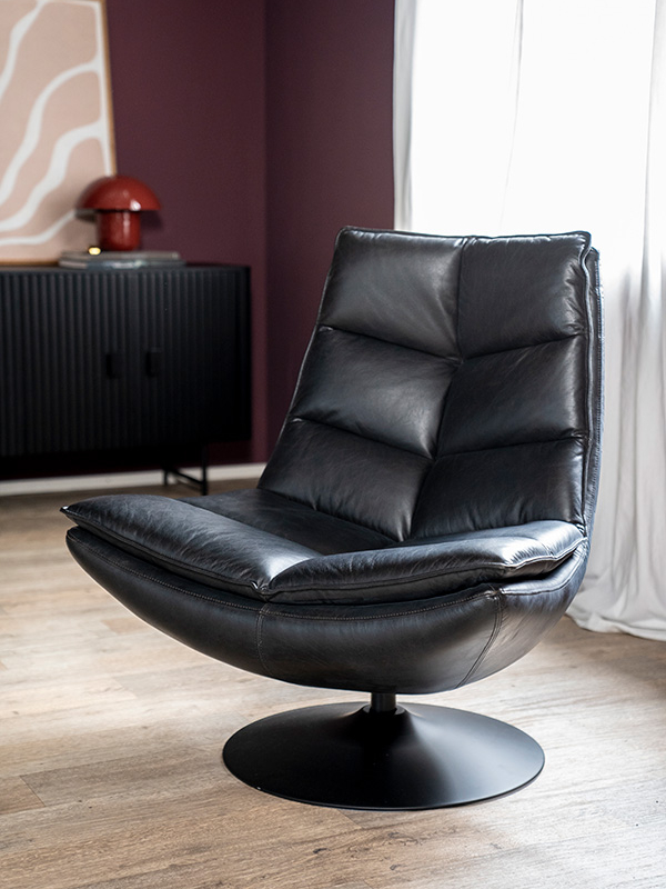 Zithoek gestyled met zwarte leren draaibare Fauteuil