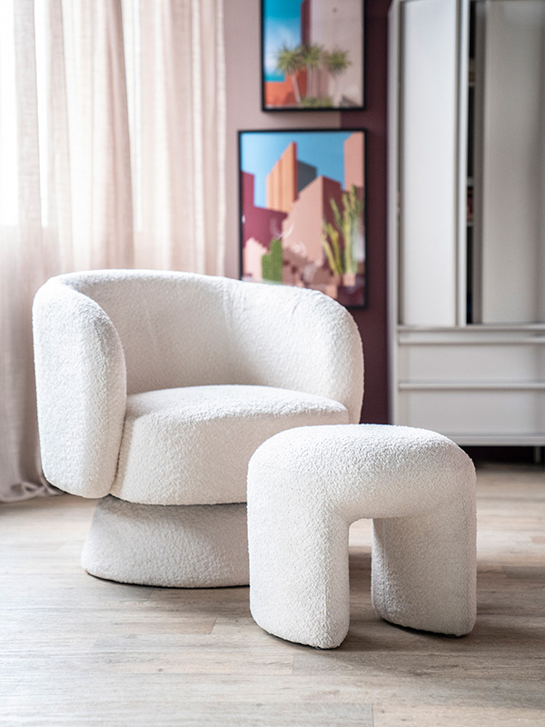 Off-white teddy fauteuil gestyled met bijpassende poef