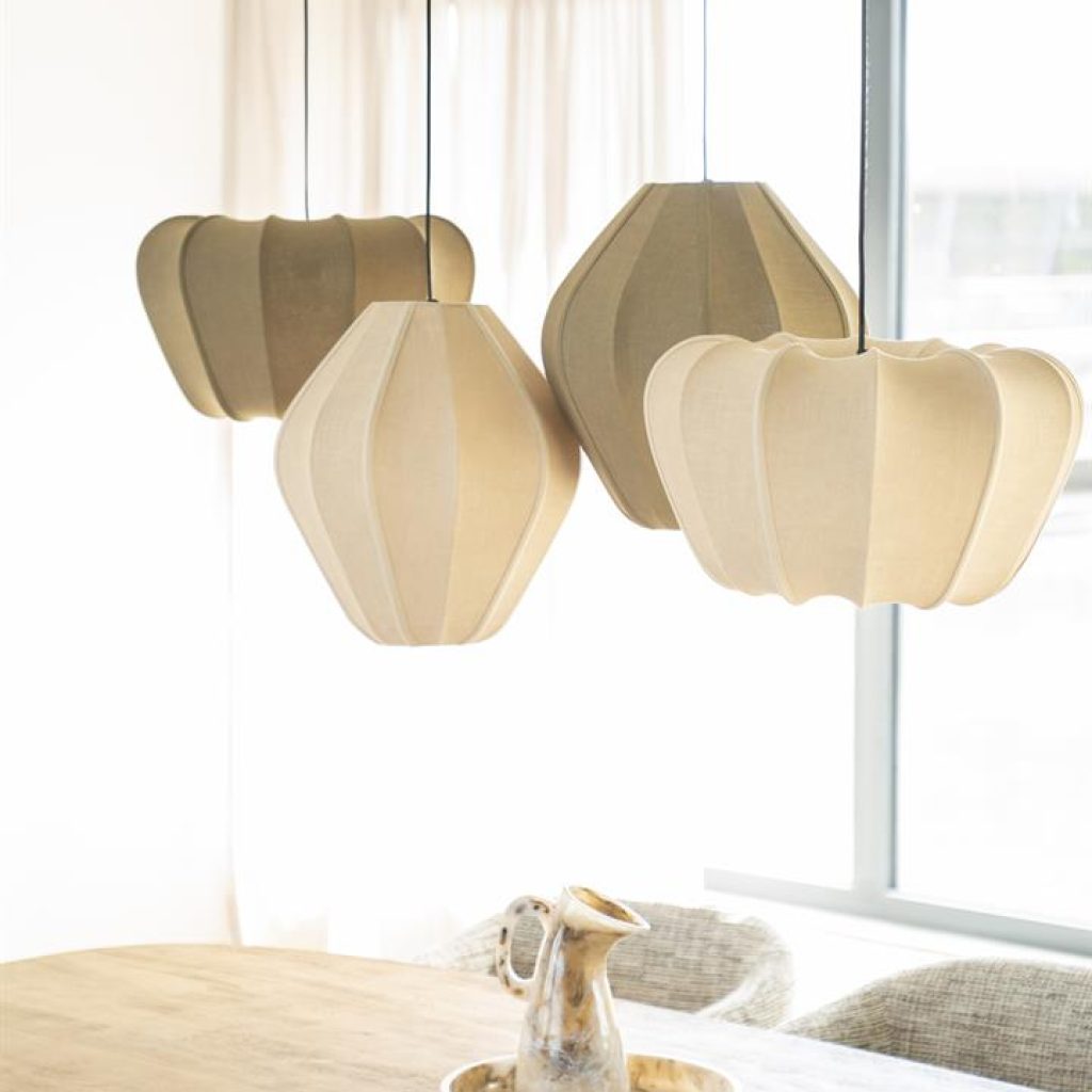 by-boo1698_25043_250440_250435_250438 Organische hanglampen boven eettafel als trend in de 2026 trends in verlichting