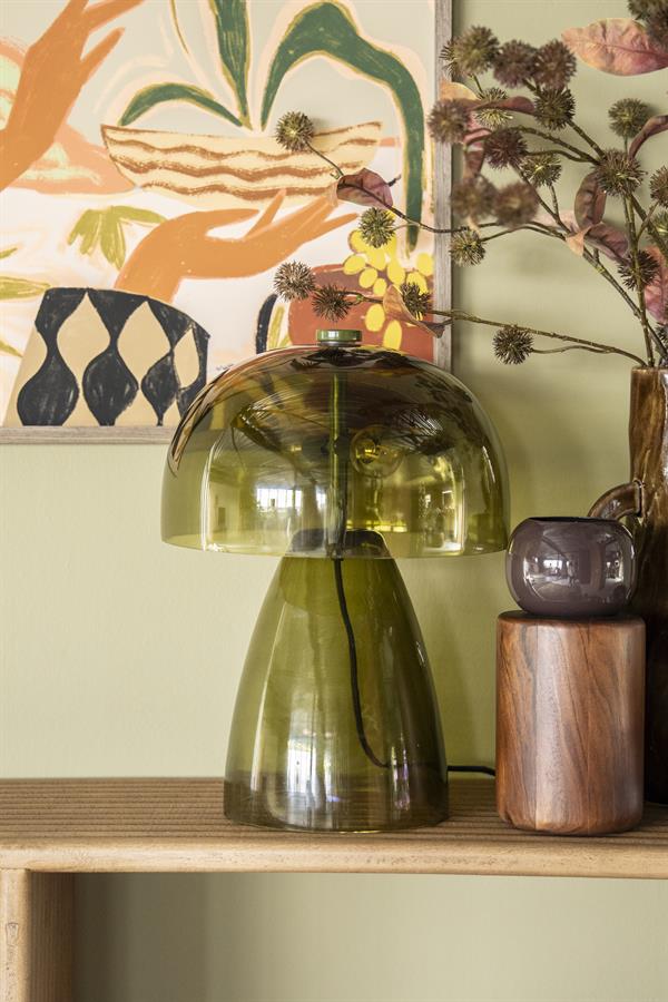 by-boo1804_250434 Groene glazen tafellamp gecombineerd met opvallende materialen en kleuren