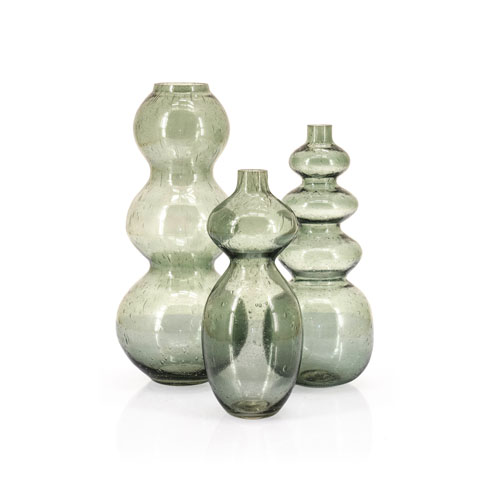 3 groene glazen vazen met ronde vormen in 3 verschillende maten.
