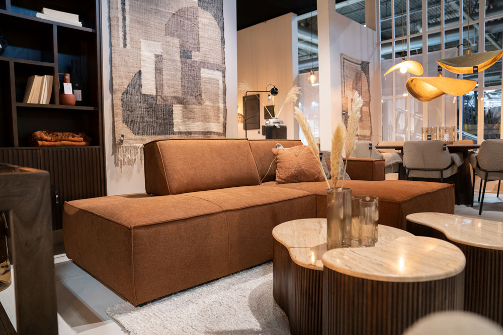 interieurtrend-travertin-beurs-parijs woonkamer setting met natuurlijke materialen kleuren en organische vormen