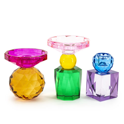 3 multicolour kristallen kandelaars in verschillende vormen.