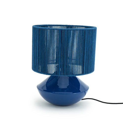 Blauwe tafellamp met ronde voet en lampenkap gespannen met blauw touw.