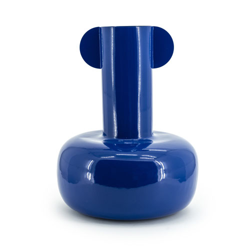 Grote metalen vaas met ronde voet en smalle hals in de kleur blauw van By-Boo